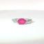 Anello in oro bianco con zaffiro rosa Lab-Grown taglio ovale e diamanti Lab-Grown taglio brillante.