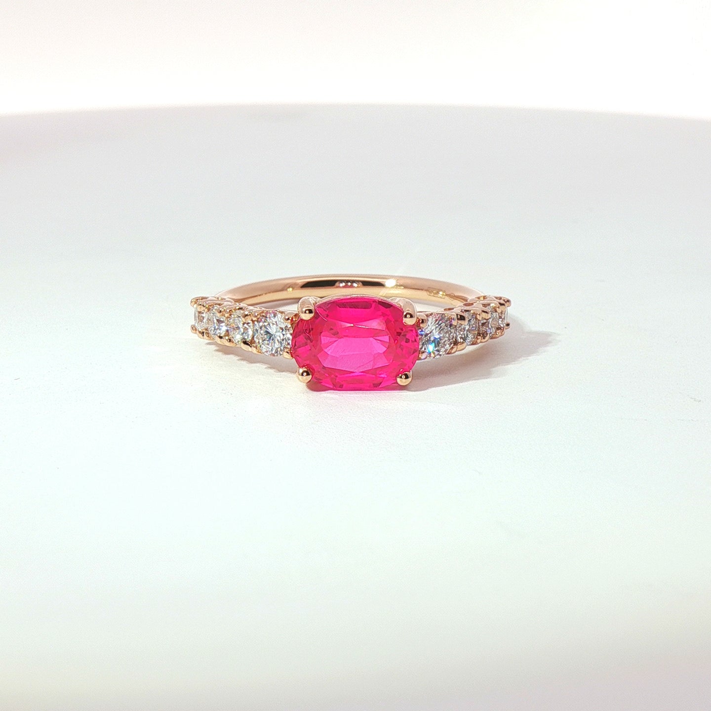 Anello in oro rosa con zaffiro rosa Lab-Grown e diamanti Lab-Grown taglio brillante.