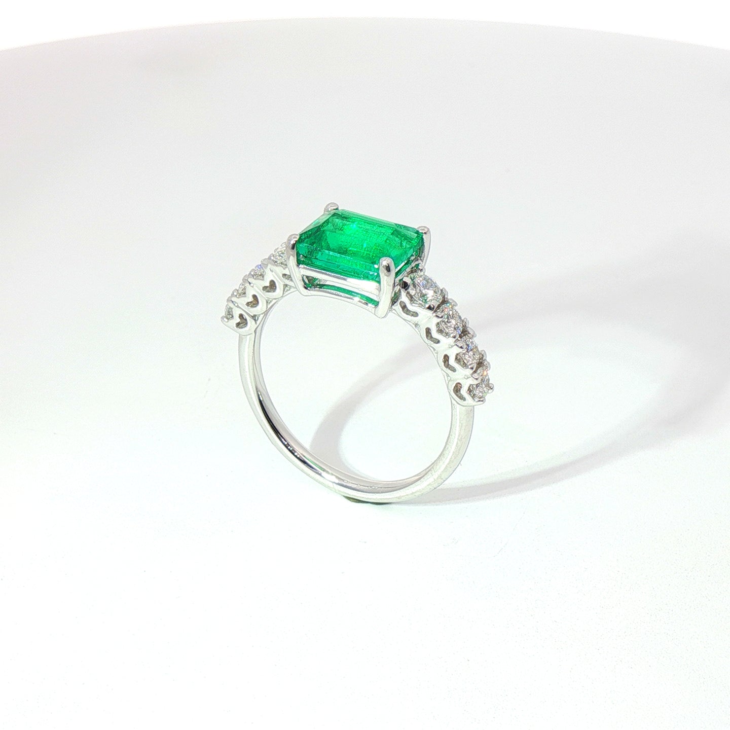 Anello in oro bianco con smeraldo Lab-Grown taglio smeraldo e diamanti Lab-Grown taglio brillante.