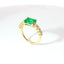 Anello in oro Giallo con smeraldo Lab-Grown taglio smeraldo con diamanti Lab-Grown taglio brillante.