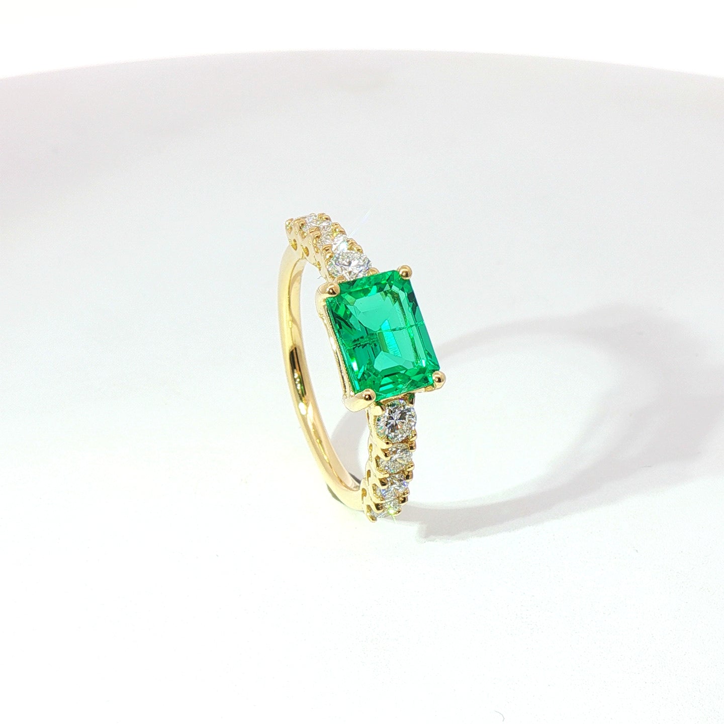 Anello in oro Giallo con smeraldo Lab-Grown taglio smeraldo con diamanti Lab-Grown taglio brillante.