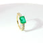 Anello in oro Giallo con smeraldo Lab-Grown taglio smeraldo con diamanti Lab-Grown taglio brillante.