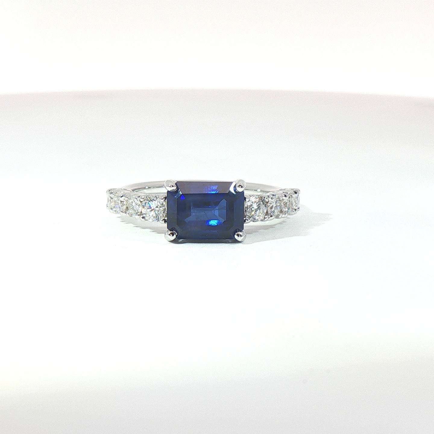 Anello in oro bianco con zaffiro Lab-Grown taglio smeraldo e diamanti Lab-Grown taglio brillante.