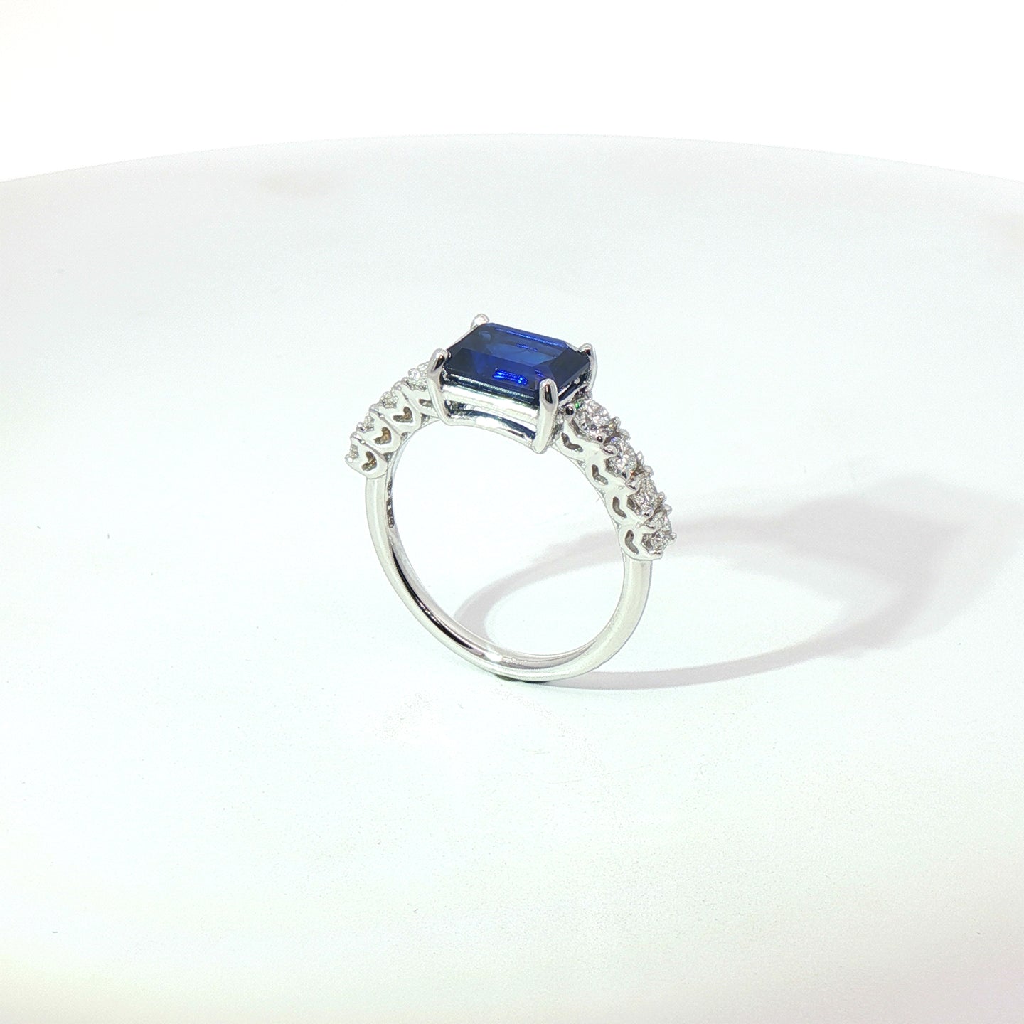 Anello in oro bianco con zaffiro Lab-Grown taglio smeraldo e diamanti Lab-Grown taglio brillante.