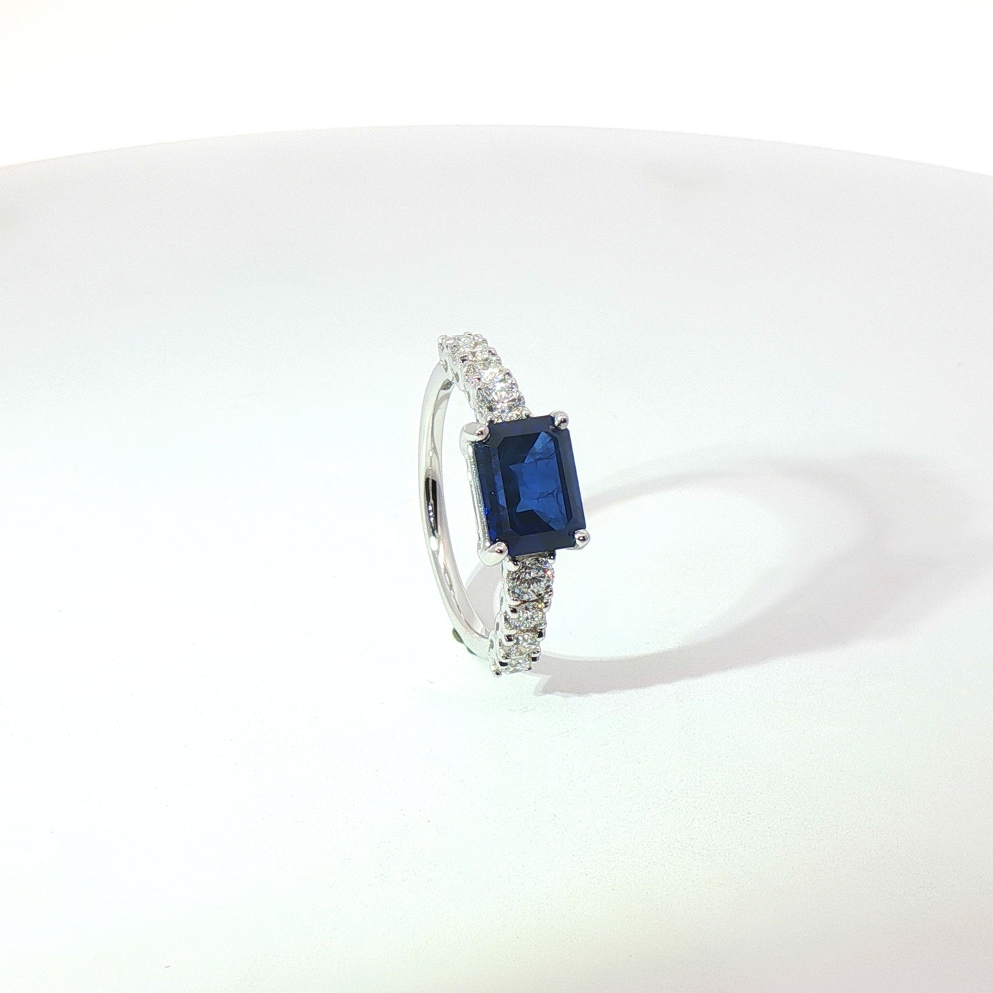 Anello in oro bianco con zaffiro Lab-Grown taglio smeraldo e diamanti Lab-Grown taglio brillante.