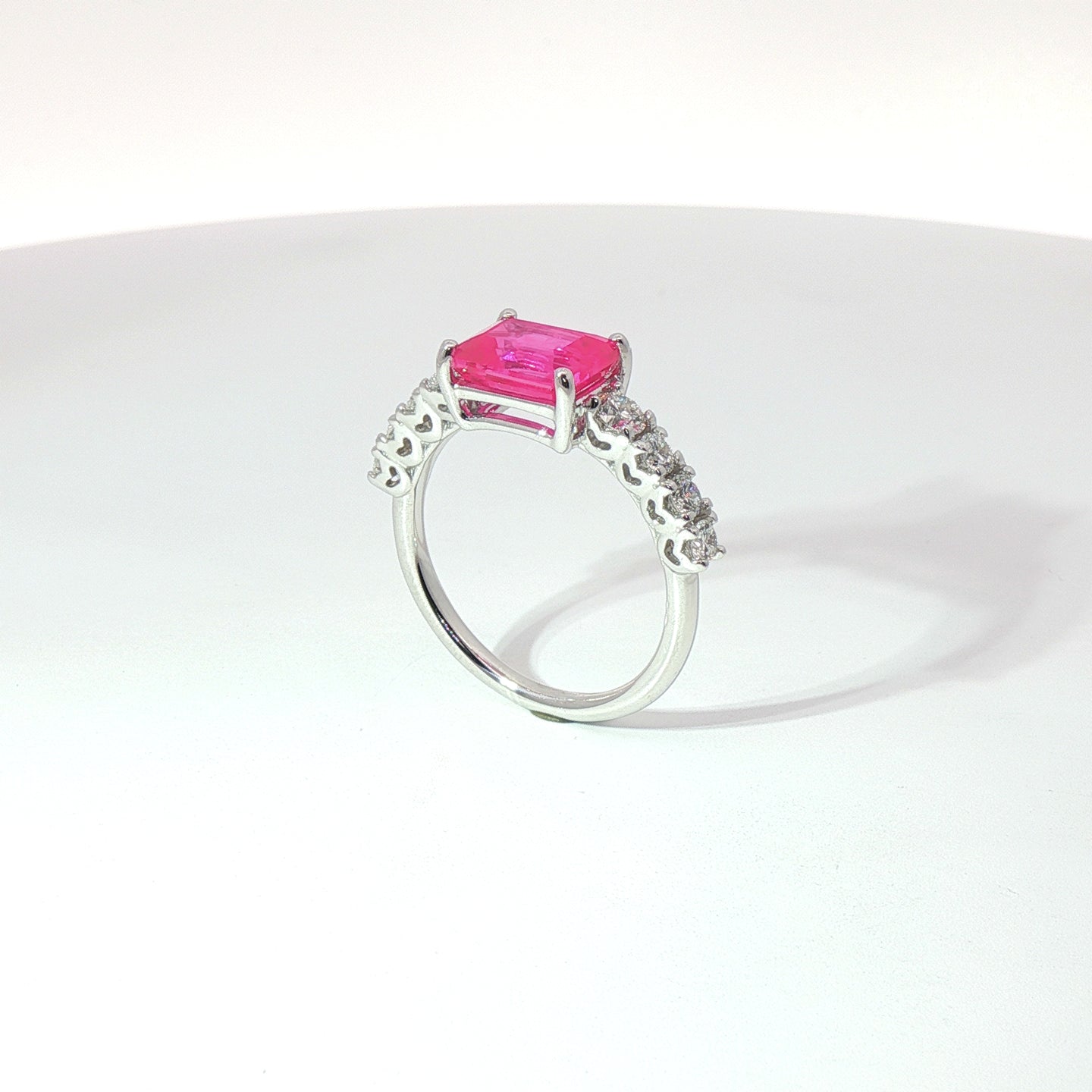 Anello in oro bianco con zaffiro rosa Lab-Grown taglio smeraldo e diamanti Lab-Grown taglio brillante.