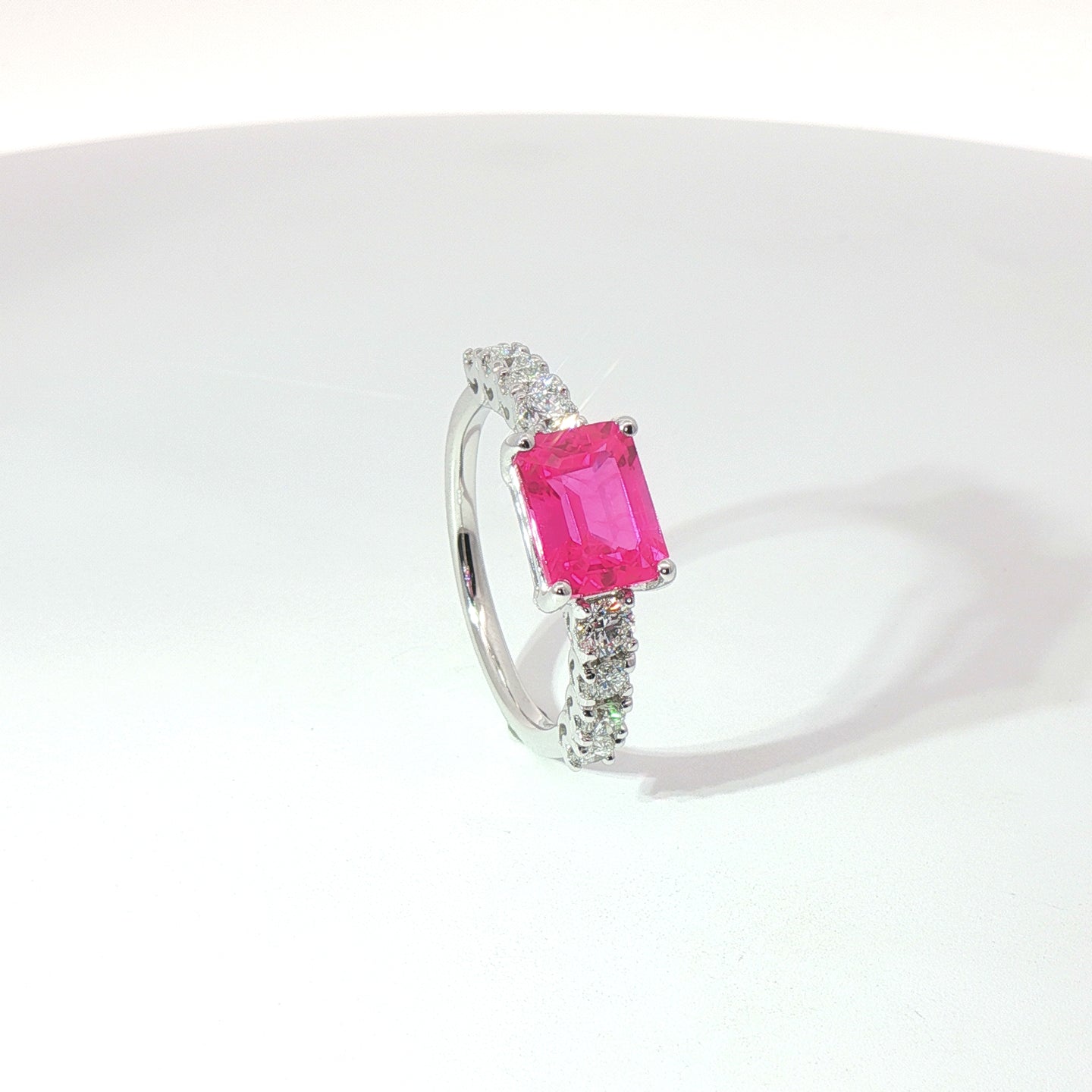 Anello in oro bianco con zaffiro rosa Lab-Grown taglio smeraldo e diamanti Lab-Grown taglio brillante.