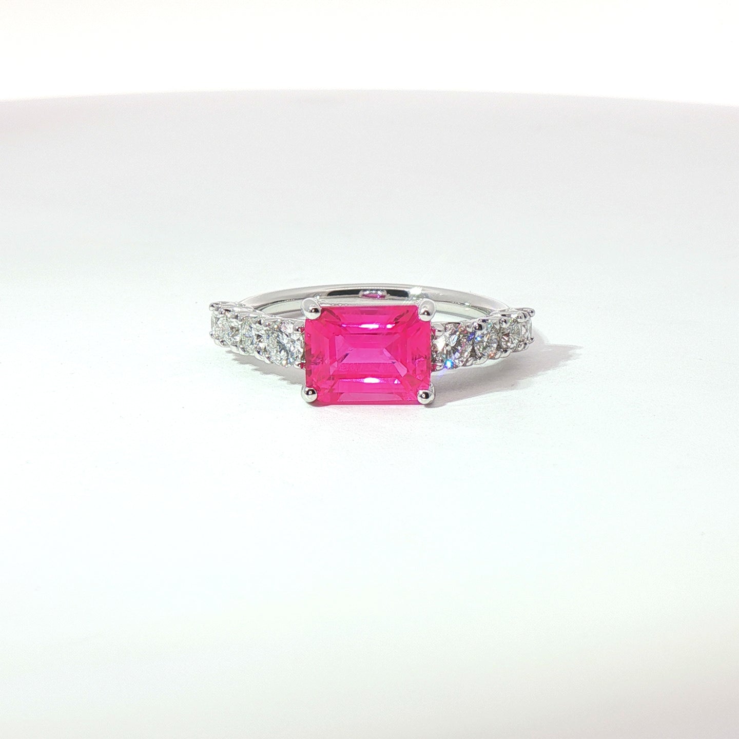 Anello in oro bianco con zaffiro rosa Lab-Grown taglio smeraldo e diamanti Lab-Grown taglio brillante.