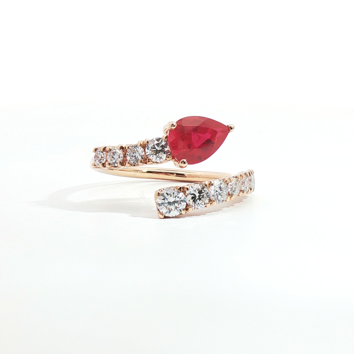 Anello in oro rosa con rubino Lab-Grown taglio goccia e diamanti Lab-Grown taglio brillante.