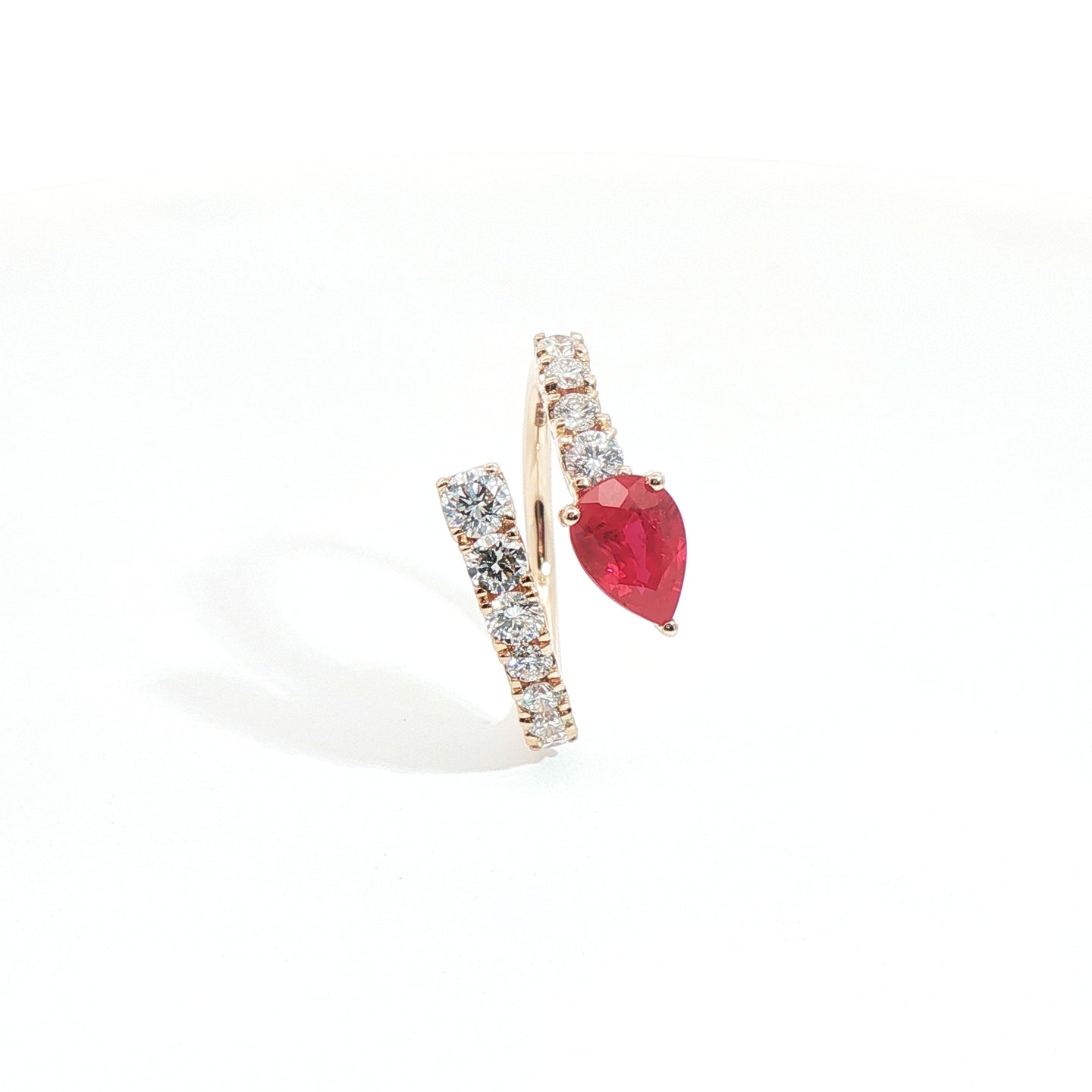 Anello in oro rosa con rubino Lab-Grown taglio goccia e diamanti Lab-Grown taglio brillante.