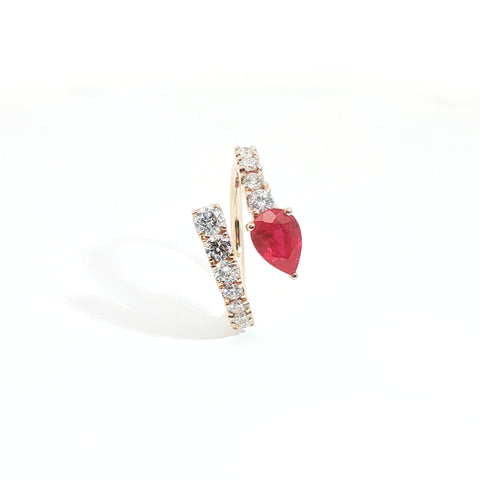 Anello in oro rosa con rubino Lab-Grown taglio goccia e diamanti Lab-Grown taglio brillante.