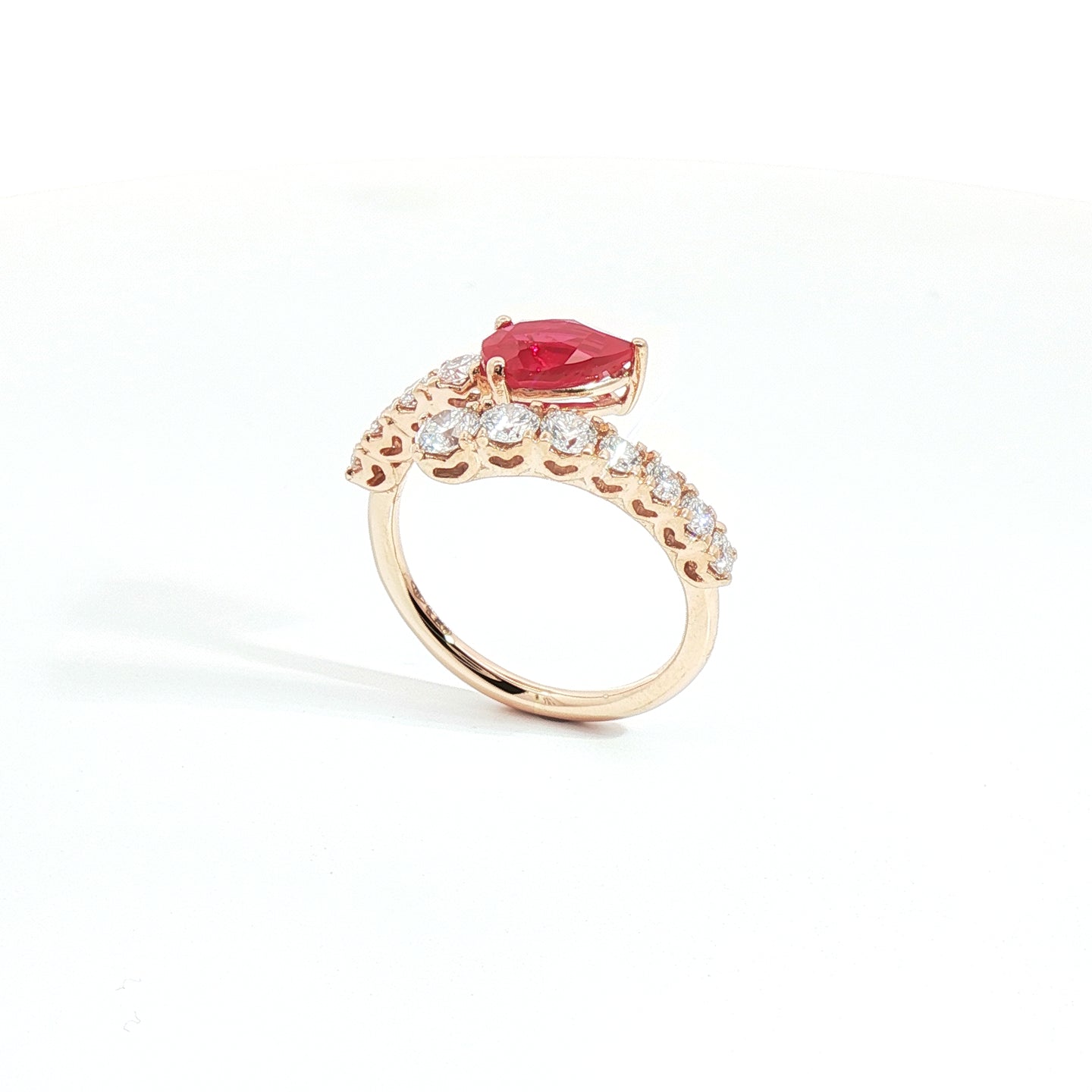 Anello in oro rosa con rubino Lab-Grown taglio goccia e diamanti Lab-Grown taglio brillante.