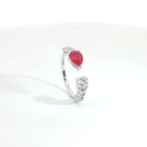 Anello Twin in oro bianco con rubino Lab-Grown taglio goccia e diamanti Lab-Grown taglio brillante.