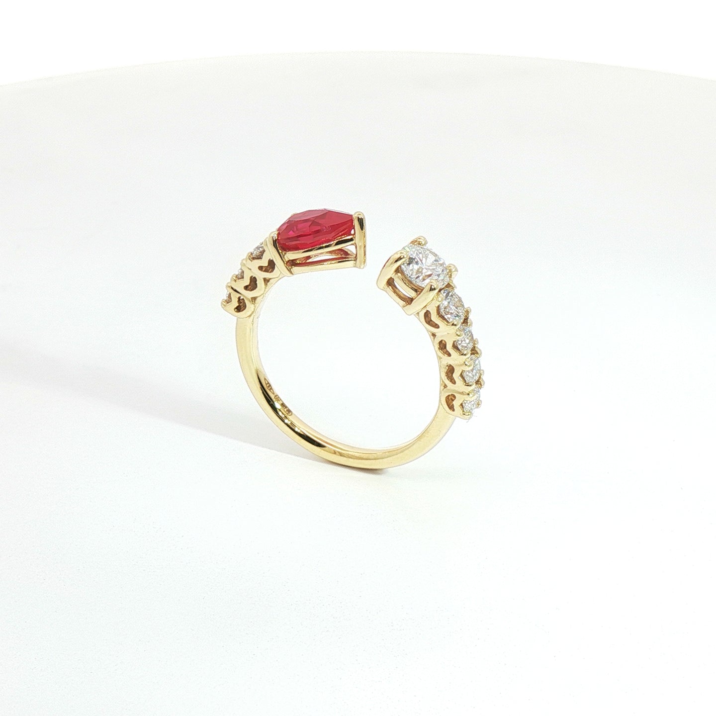 Anello Twin in oro giallo con rubino Lab-Grown taglio goccia e diamanti Lab-Grown taglio brillante.