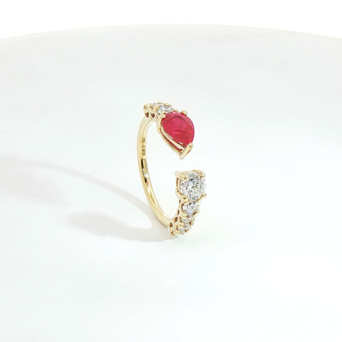 Anello Twin in oro giallo con rubino Lab-Grown taglio goccia e diamanti Lab-Grown taglio brillante.