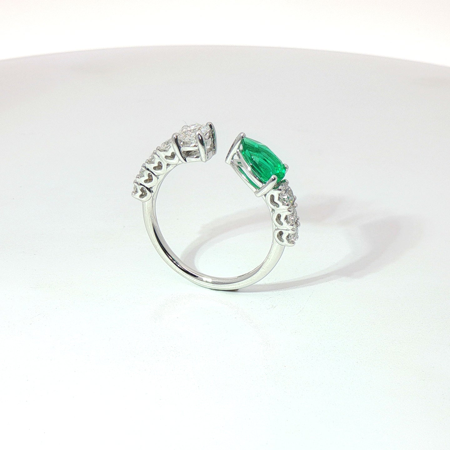 Anello in oro bianco con smeraldo Lab-Grown taglio goccia e diamanti Lab-Grown taglio brillante.