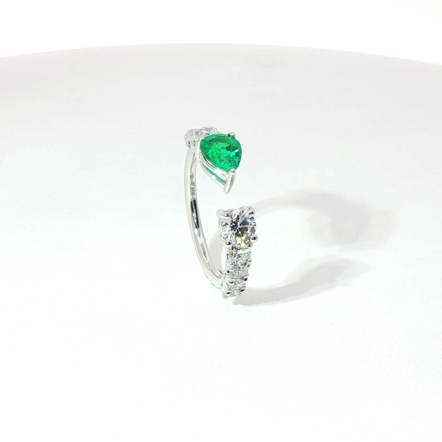 Anello in oro bianco con smeraldo Lab-Grown taglio goccia e diamanti Lab-Grown taglio brillante.