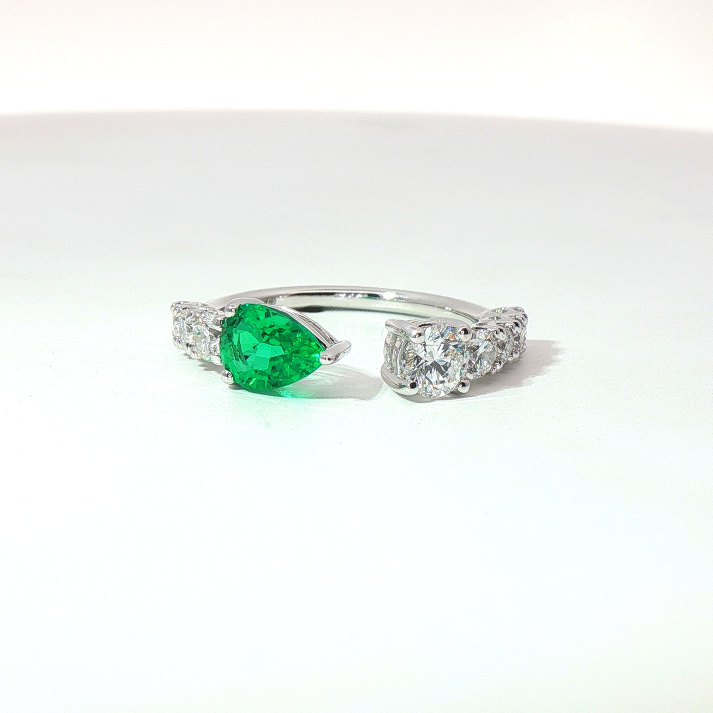 Anello in oro bianco con smeraldo Lab-Grown taglio goccia e diamanti Lab-Grown taglio brillante.