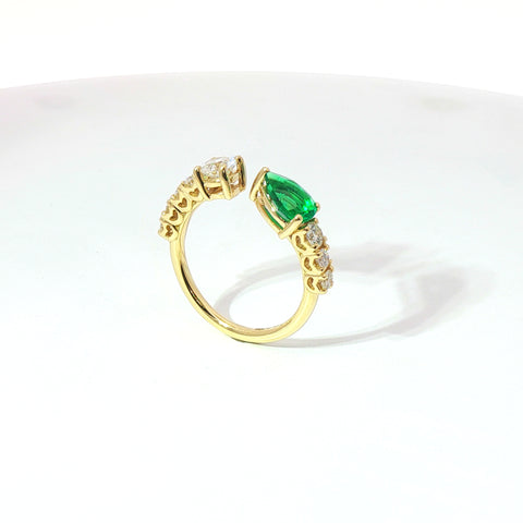 Anello in oro giallo con smeraldo Lab-Grown taglio goccia e diamanti Lab-Grown taglio brillante.