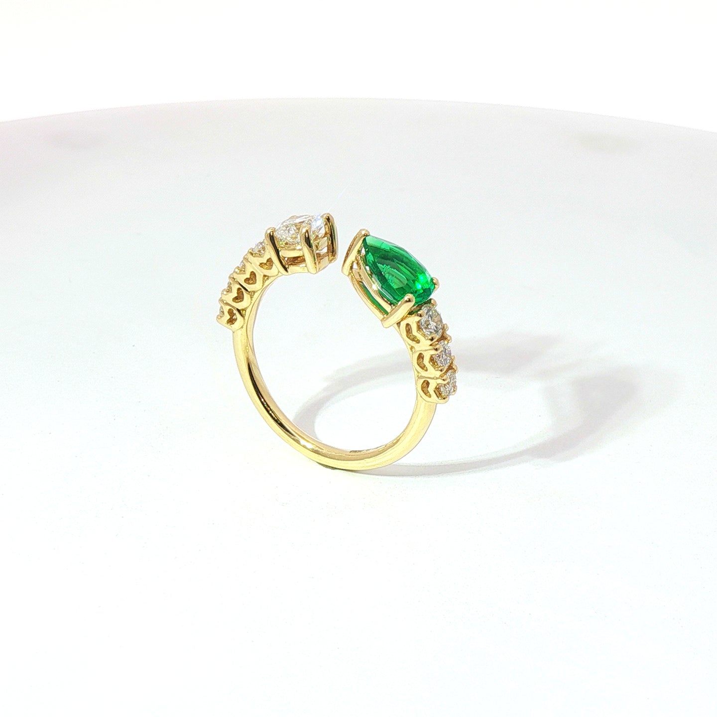 Anello in oro giallo con smeraldo Lab-Grown taglio goccia e diamanti Lab-Grown taglio brillante.