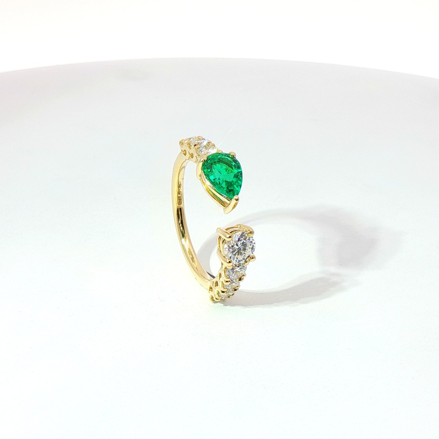 Anello in oro giallo con smeraldo Lab-Grown taglio goccia e diamanti Lab-Grown taglio brillante.