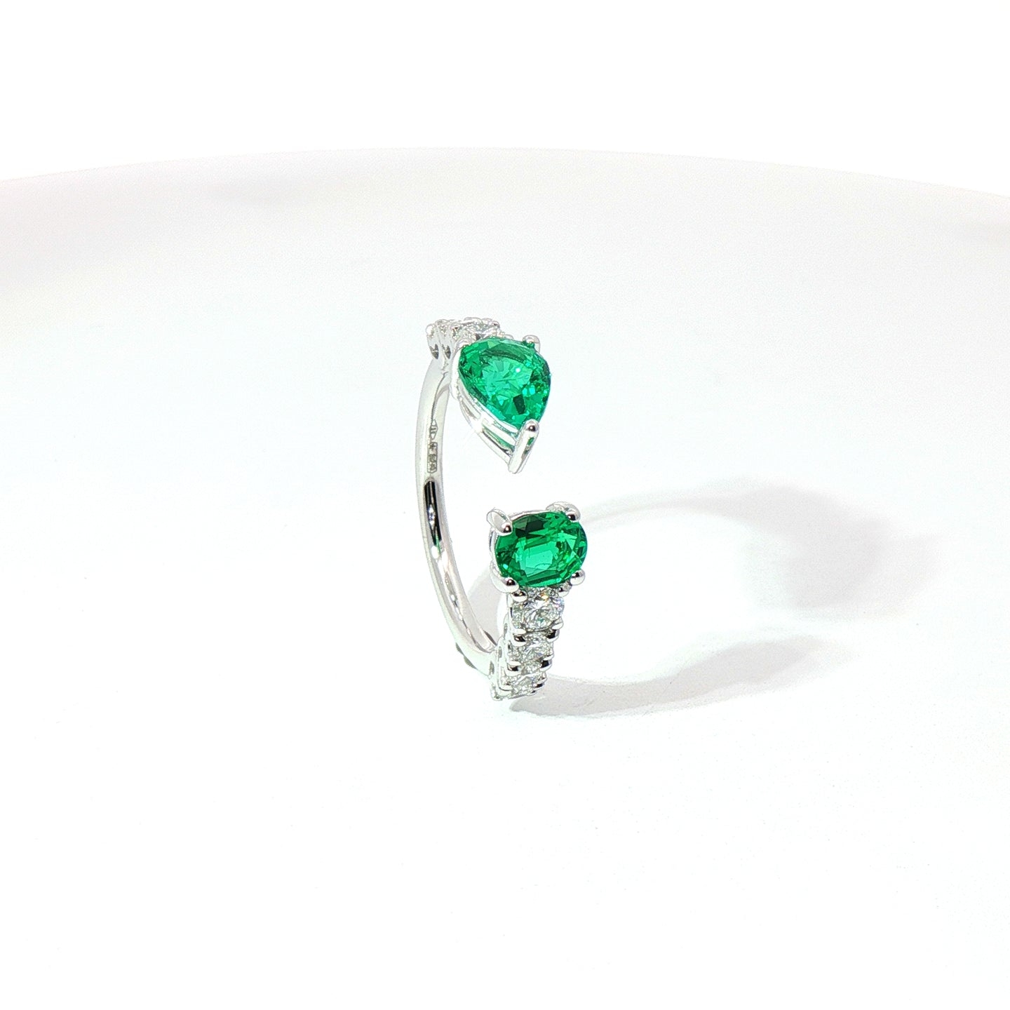 Anello in oro bianco con smeraldi Lab-Grown taglio goccia e ovale, con diamanti Lab-Grown taglio brillante.