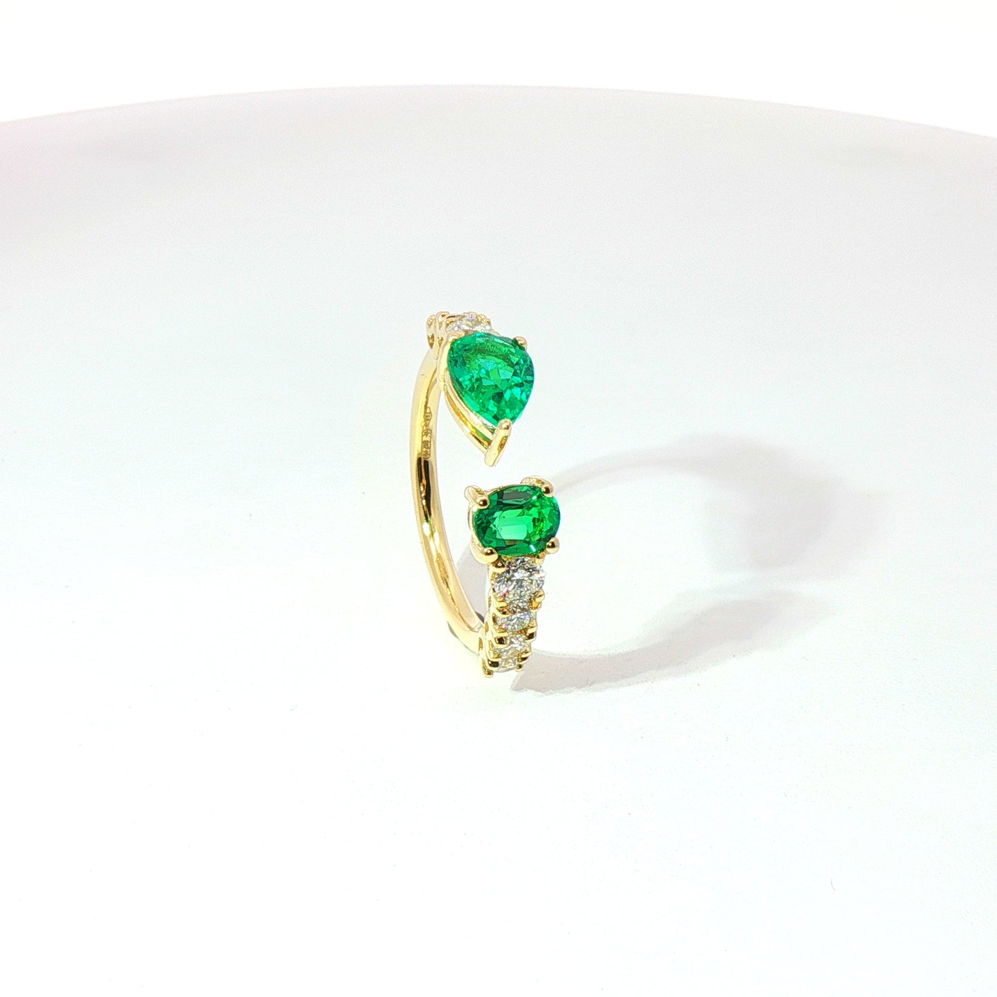 Anello in oro giallo con smeraldi Lab-Grown taglio goccia e ovale con diamanti Lab-Grown taglio brillante.