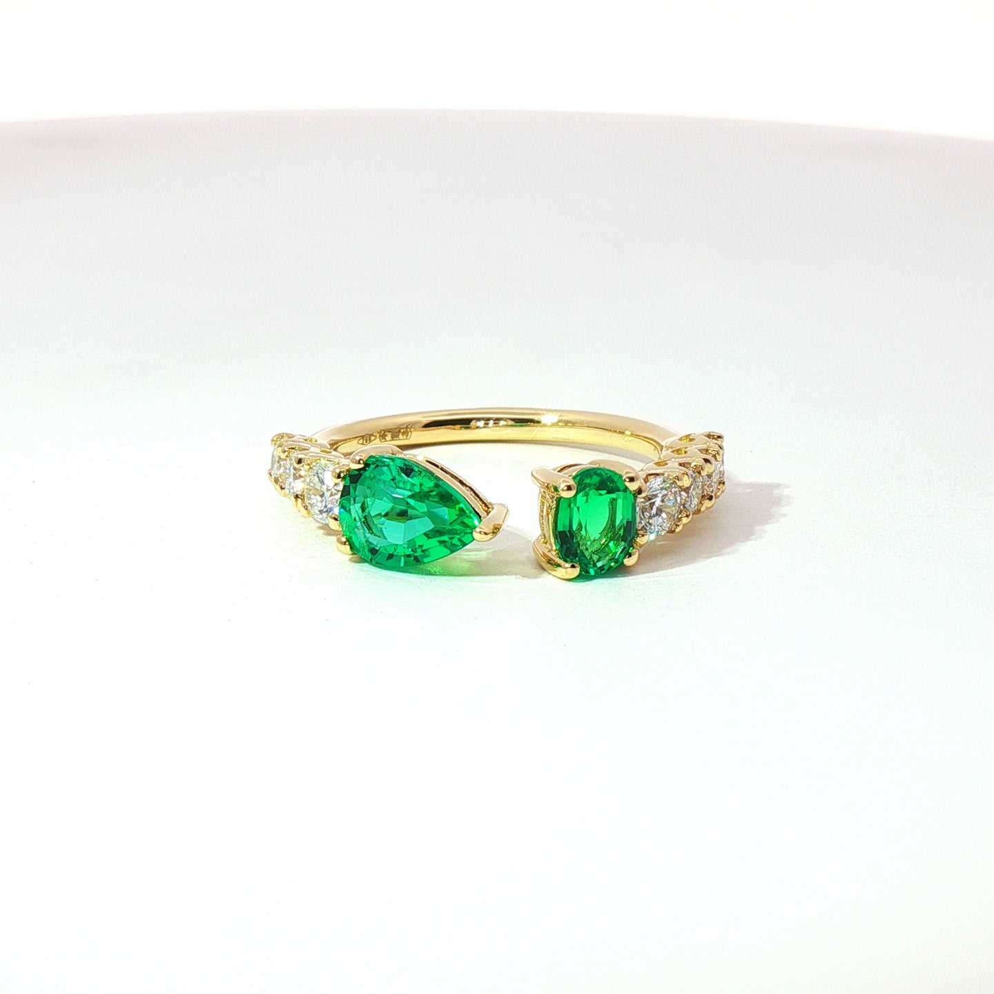 Anello in oro giallo con smeraldi Lab-Grown taglio goccia e ovale con diamanti Lab-Grown taglio brillante.