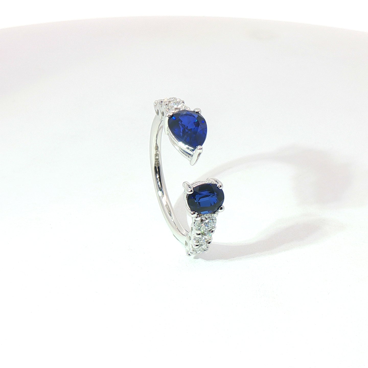 Anello in oro bianco con zaffiri Lab-Grown taglio goccia e ovale con diamanti Lab-Grown taglio brillante.