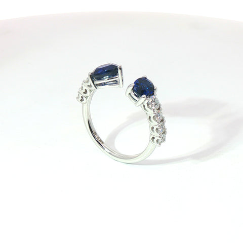 Anello in oro bianco con zaffiri Lab-Grown taglio goccia e ovale con diamanti Lab-Grown taglio brillante.