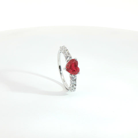 Anello in oro bianco con rubino Lab-Grown taglio cuore e diamanti Lab-Grown taglio brillante.