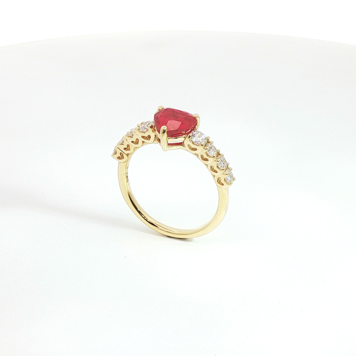 Anello in oro giallo con rubino lab-Grown taglio cuore e diamanti Lab-grown taglio brilllante.