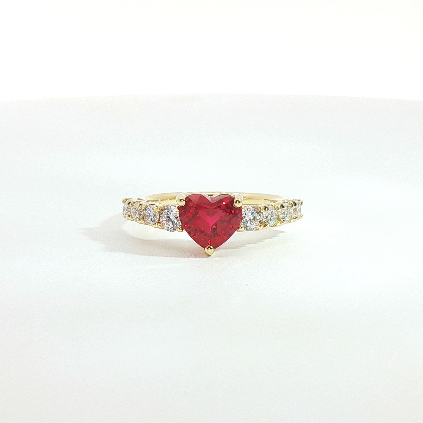 Anello in oro giallo con rubino lab-Grown taglio cuore e diamanti Lab-grown taglio brilllante.