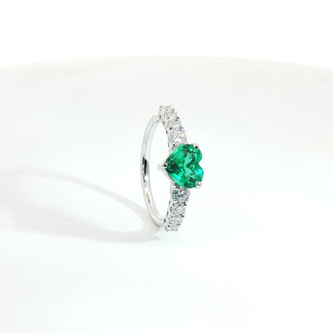 Anello in oro bianco con smeraldo Lab-Grown taglio cuore e diamanti Lab-Grown taglio brillante.