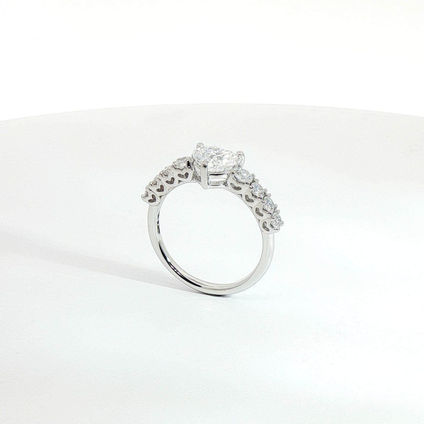 Anello in oro bianco con diamanti Lab-Grown taglio cuore e brillante, 1,53 carati.