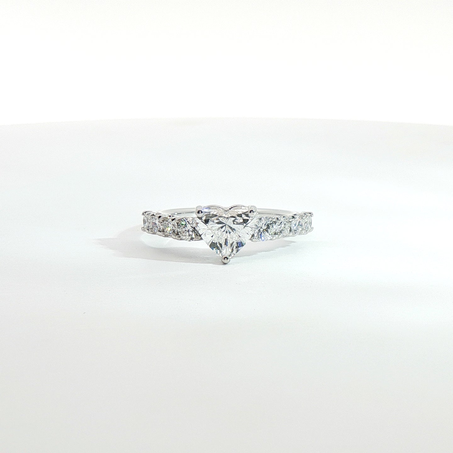 Anello in oro bianco con diamanti Lab-Grown taglio cuore e brillante, 1,53 carati.