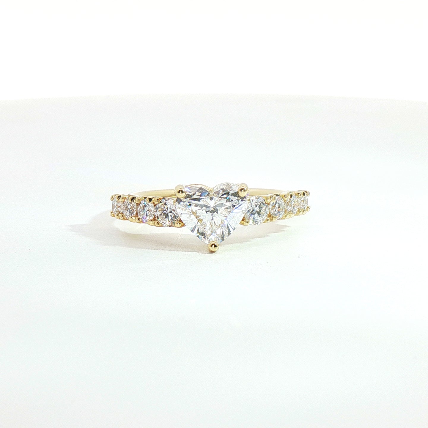 Anello in oro giallo con diamanti Lab-grown taglio brillante, 1,57 carati.