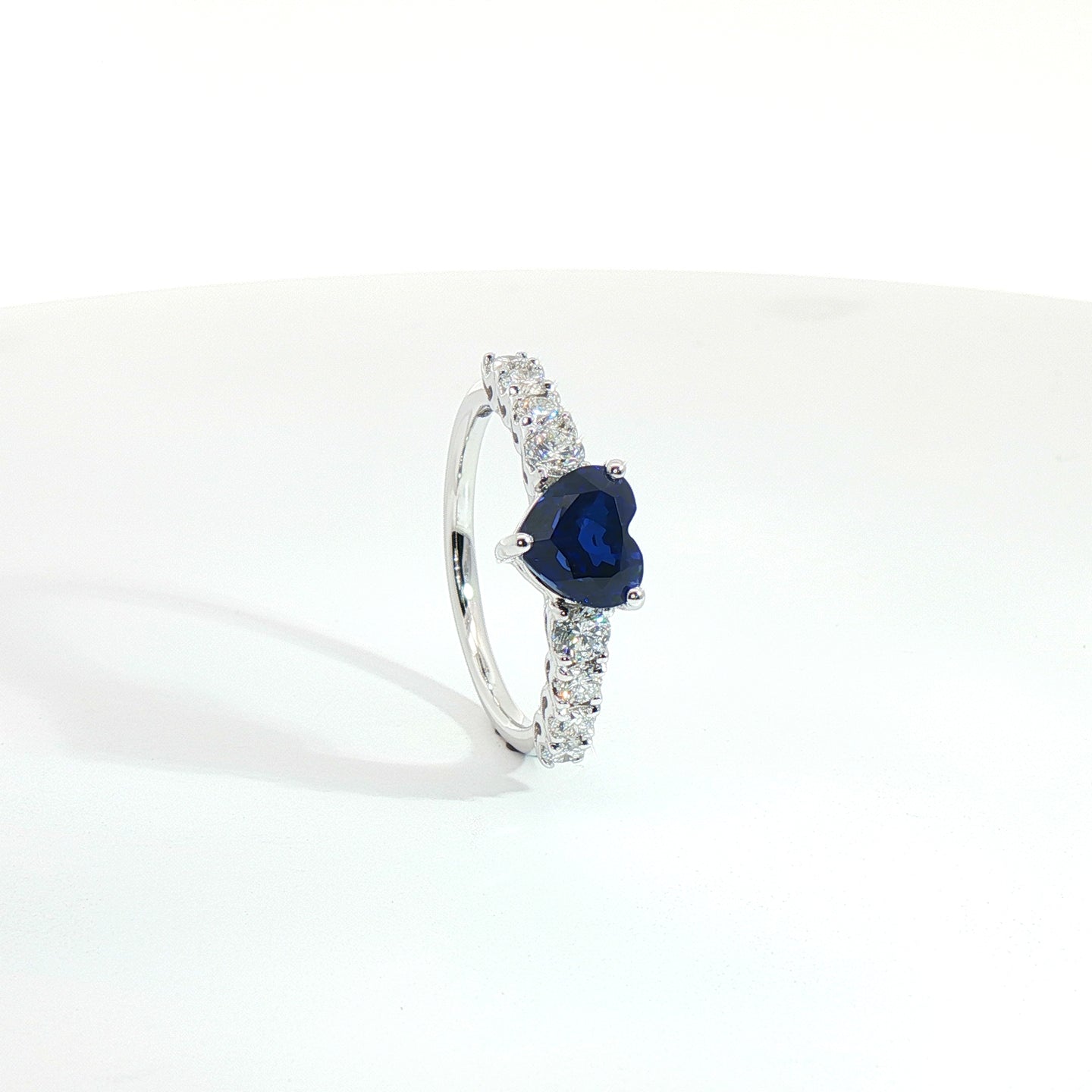 Anello in oro bianco con zaffiro Lab-Grown taglio cuore e diamanti Lab-Grown taglio brillante.