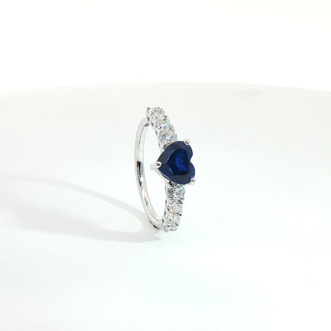 Anello in oro bianco con zaffiro Lab-Grown taglio cuore e diamanti Lab-Grown taglio brillante.
