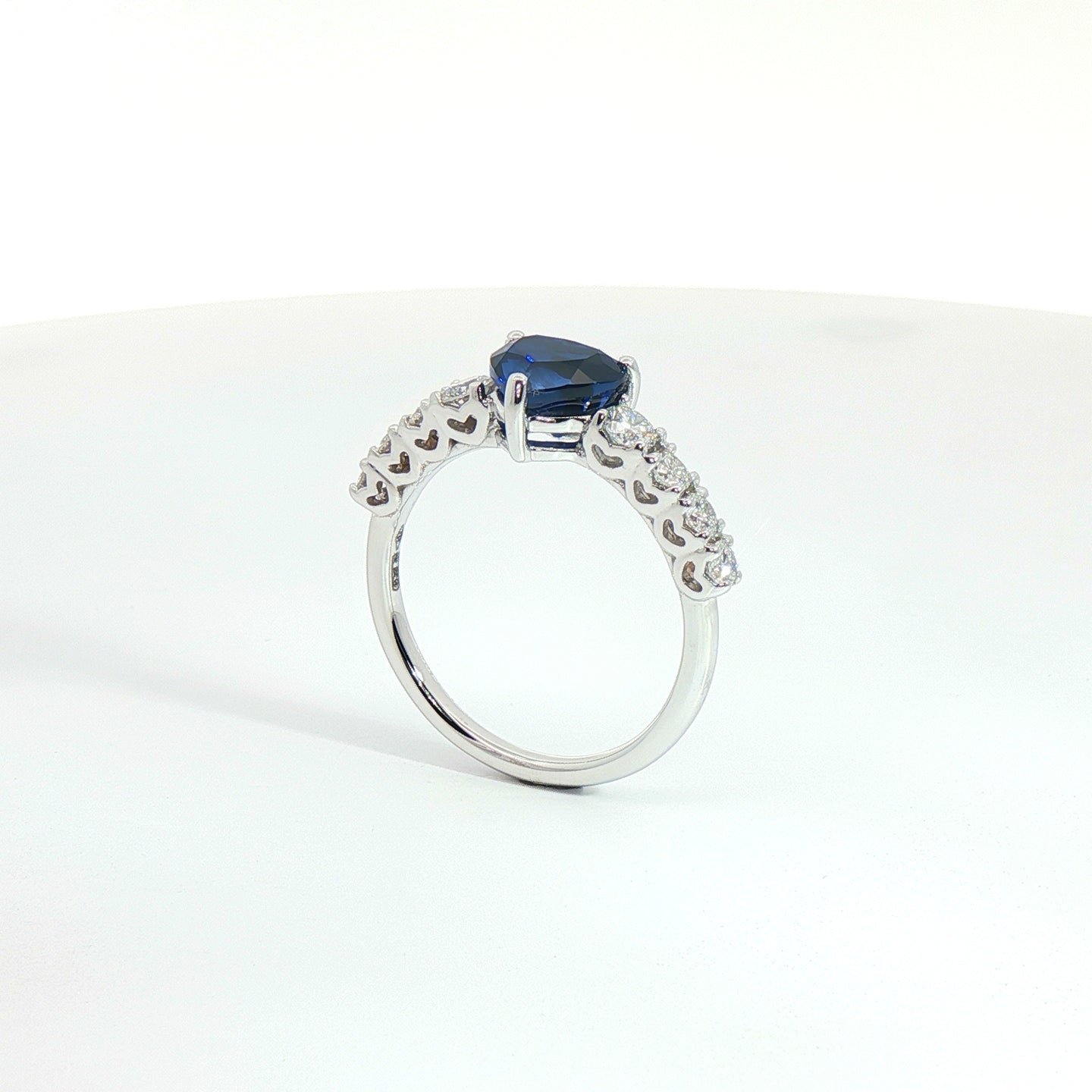 Anello in oro bianco con zaffiro Lab-Grown taglio cuore e diamanti Lab-Grown taglio brillante.