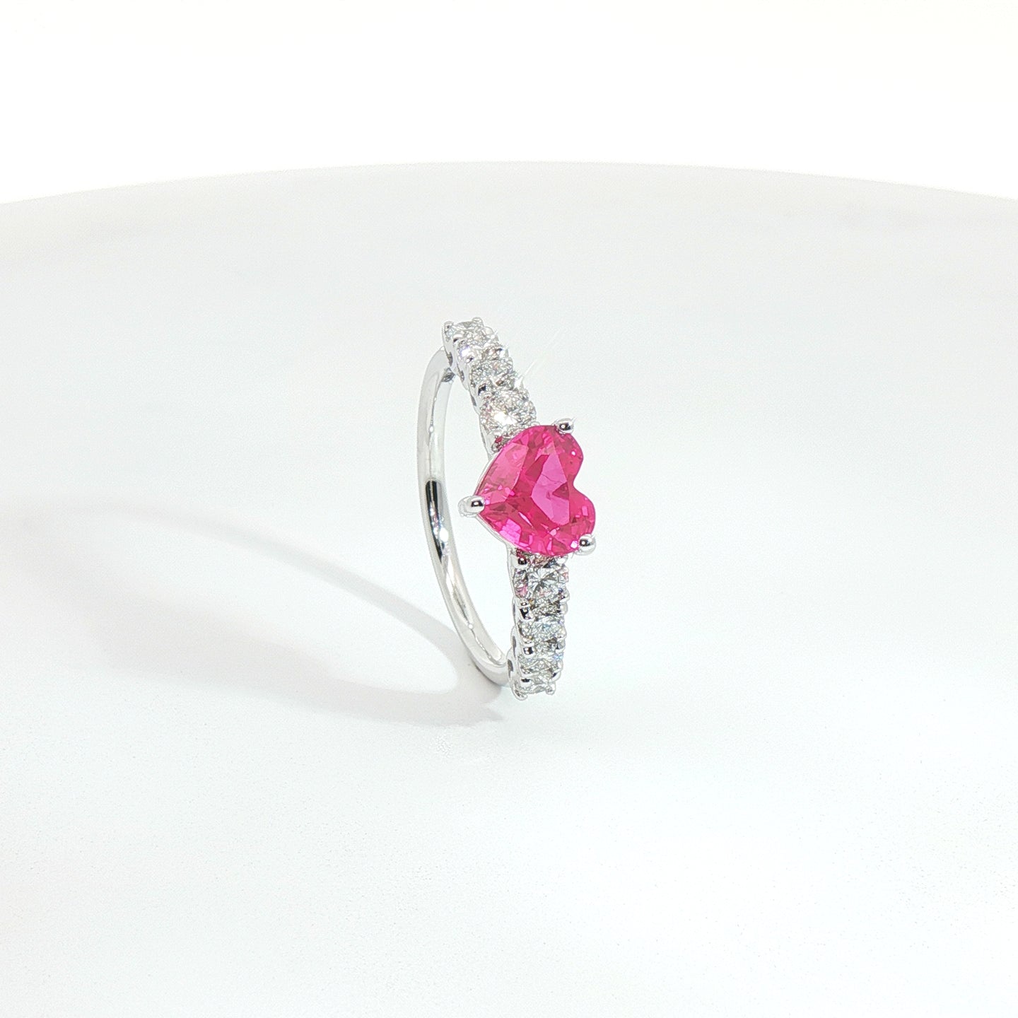 Anello in oro bianco con zaffiro rosa Lab-Grown taglio cuore e diamanti Lab-Grown taglio brillante.