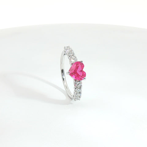 Anello in oro bianco con zaffiro rosa Lab-Grown taglio cuore e diamanti Lab-Grown taglio brillante.