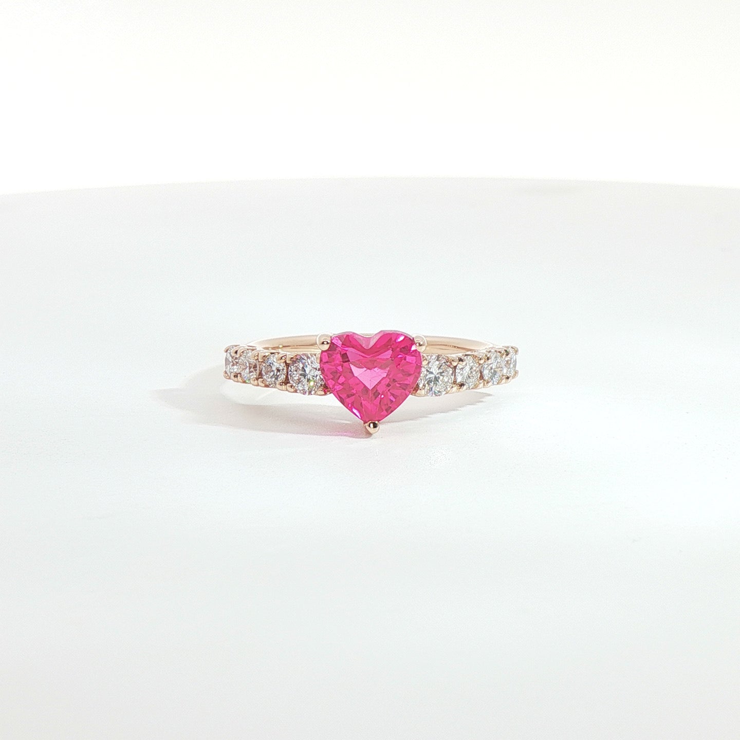 Anello in oro rosa con zaffiro rosa Lab-Grown taglio cuore e diamanti Lab-grown taglio brillante.