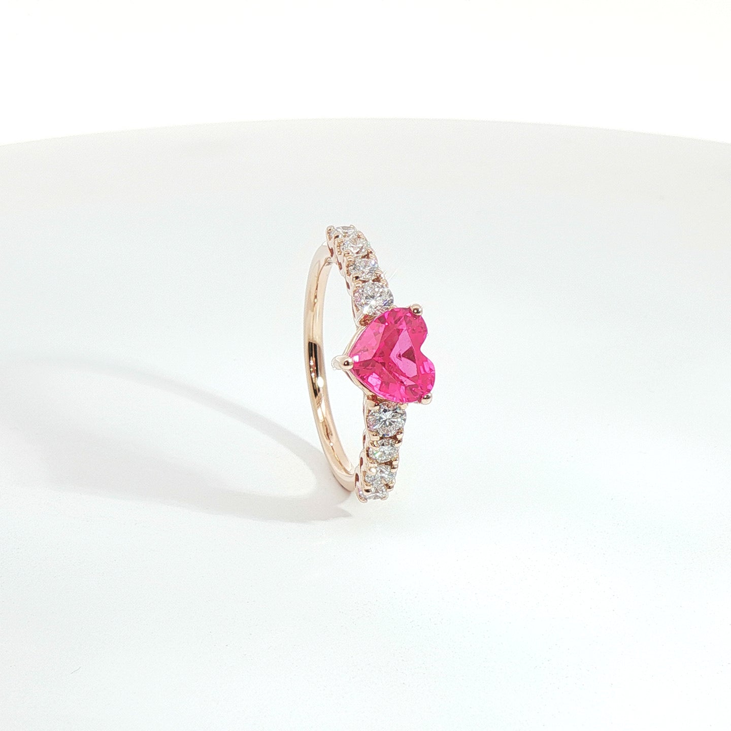 Anello in oro rosa con zaffiro rosa Lab-Grown taglio cuore e diamanti Lab-grown taglio brillante.