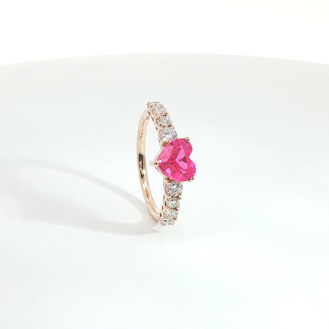 Anello in oro rosa con zaffiro rosa Lab-Grown taglio cuore e diamanti Lab-grown taglio brillante.