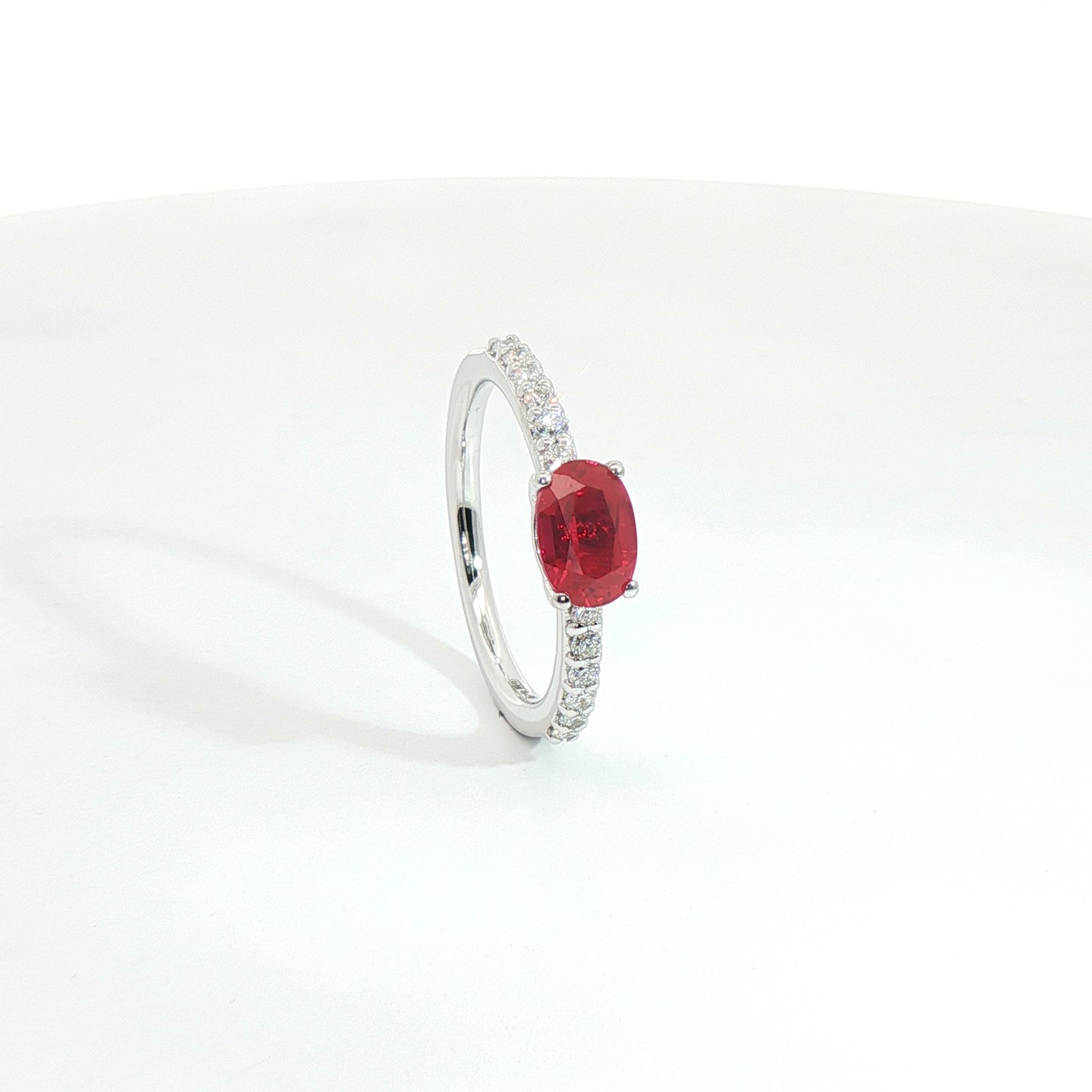 Anello in oro bianco con rubino Lab-Grown taglio ovale e diamanti Lab-grown taglio brillante.