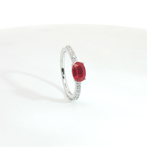 Anello in oro bianco con rubino Lab-Grown taglio ovale e diamanti Lab-grown taglio brillante.