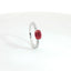 Anello in oro bianco con rubino Lab-Grown taglio ovale e diamanti Lab-grown taglio brillante.