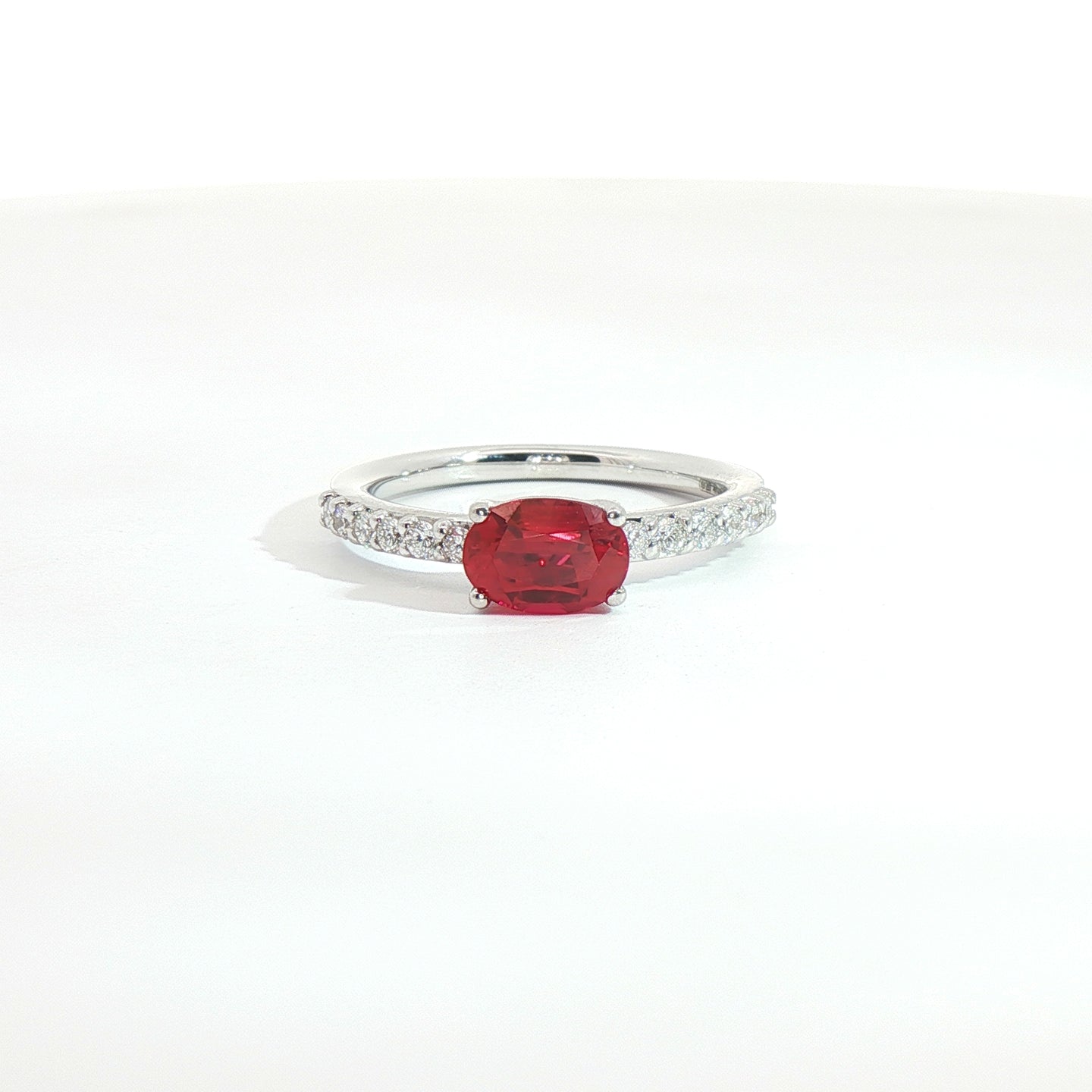 Anello in oro bianco con rubino Lab-Grown taglio ovale e diamanti Lab-grown taglio brillante.