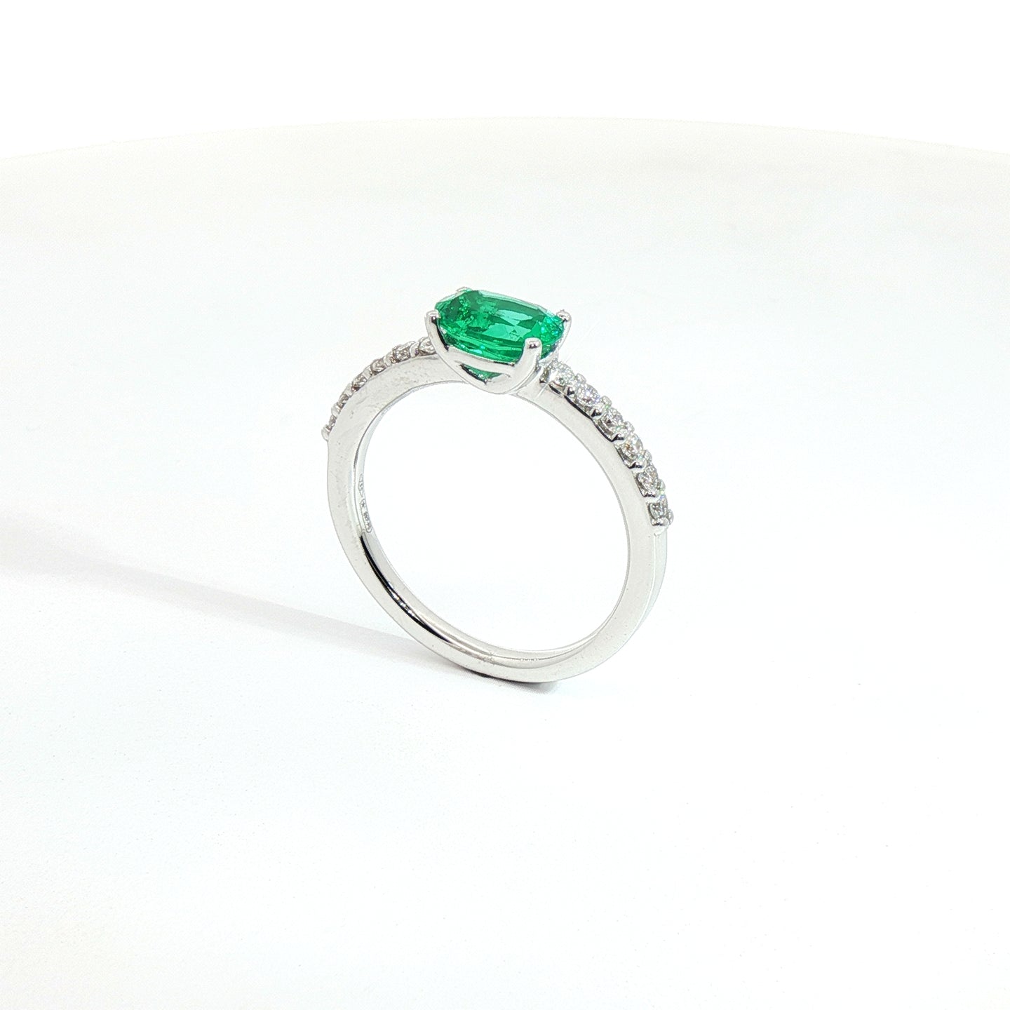 Anello in oro bianco con smeraldo Lab-Grown taglio ovale e diamanti Lab-Grown taglio brillante.